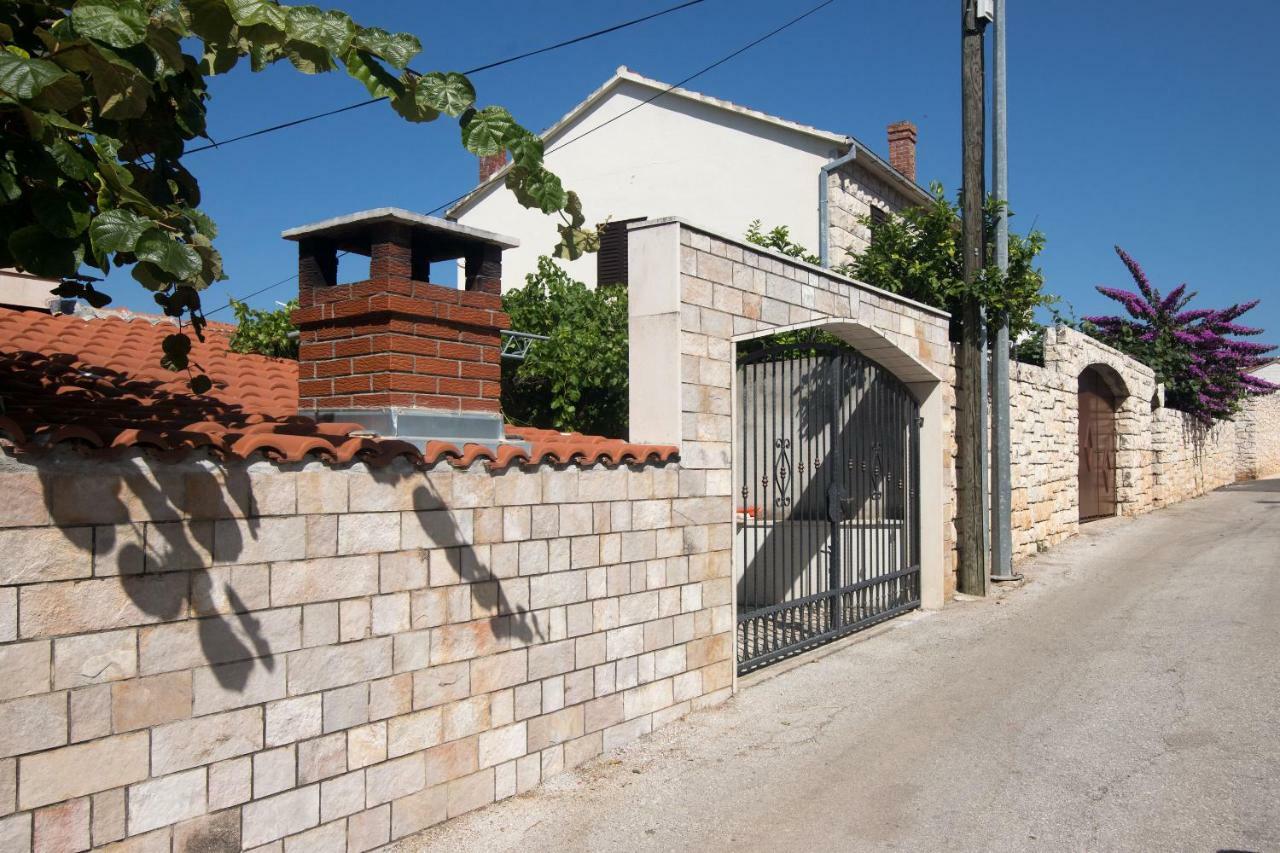Apartment Jerka Supetar Exterior photo